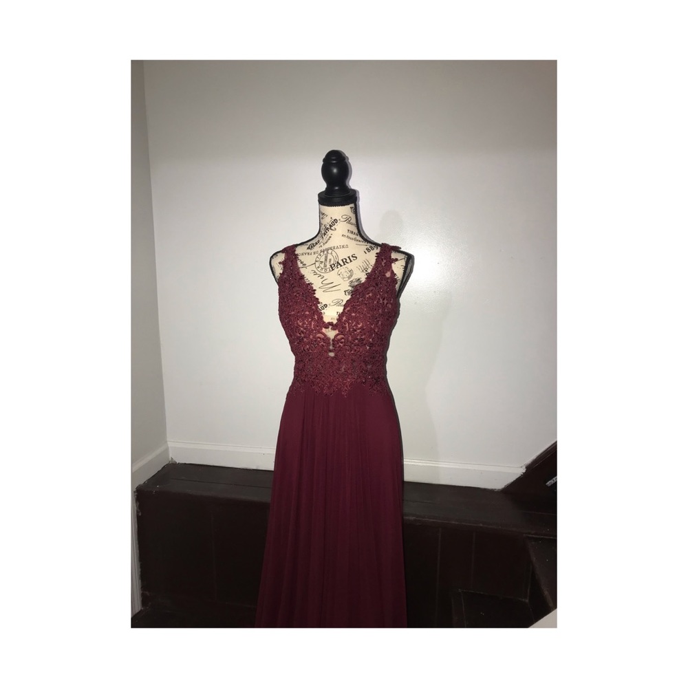 Sleeveless V-Neck Semi-Formal dress